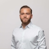 Dr. Simon Joselowitsch – moderner Zahnarzt in Berlin, spezialisiert auf Prophylaxe, ästhetische Zahnmedizin und innovative Behandlungsmethoden.