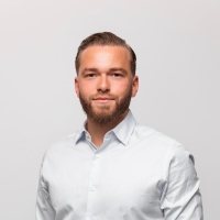 Dr. Simon Joselowitsch – moderner Zahnarzt in Berlin, spezialisiert auf Prophylaxe, ästhetische Zahnmedizin und innovative Behandlungsmethoden