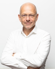 Dr. Alexander Joselowitsch – erfahrener Zahnarzt in Berlin, spezialisiert auf Zahnimplantate, Prothetik und ästhetische Zahnheilkunde