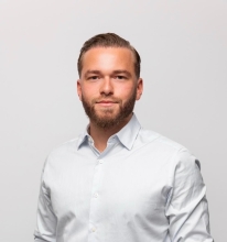 Dr. Simon Joselowitsch – moderner Zahnarzt in Berlin, spezialisiert auf Prophylaxe, ästhetische Zahnmedizin und innovative Behandlungsmethoden